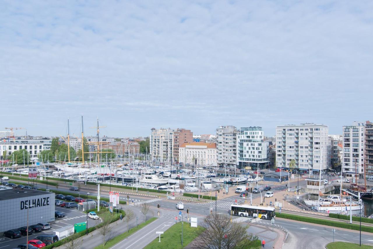 Zongericht Met Zicht Op De Jachthaven Ostende